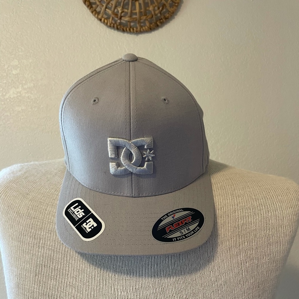 *NEW* DC Shoes flex fit  hat size Small/Medium